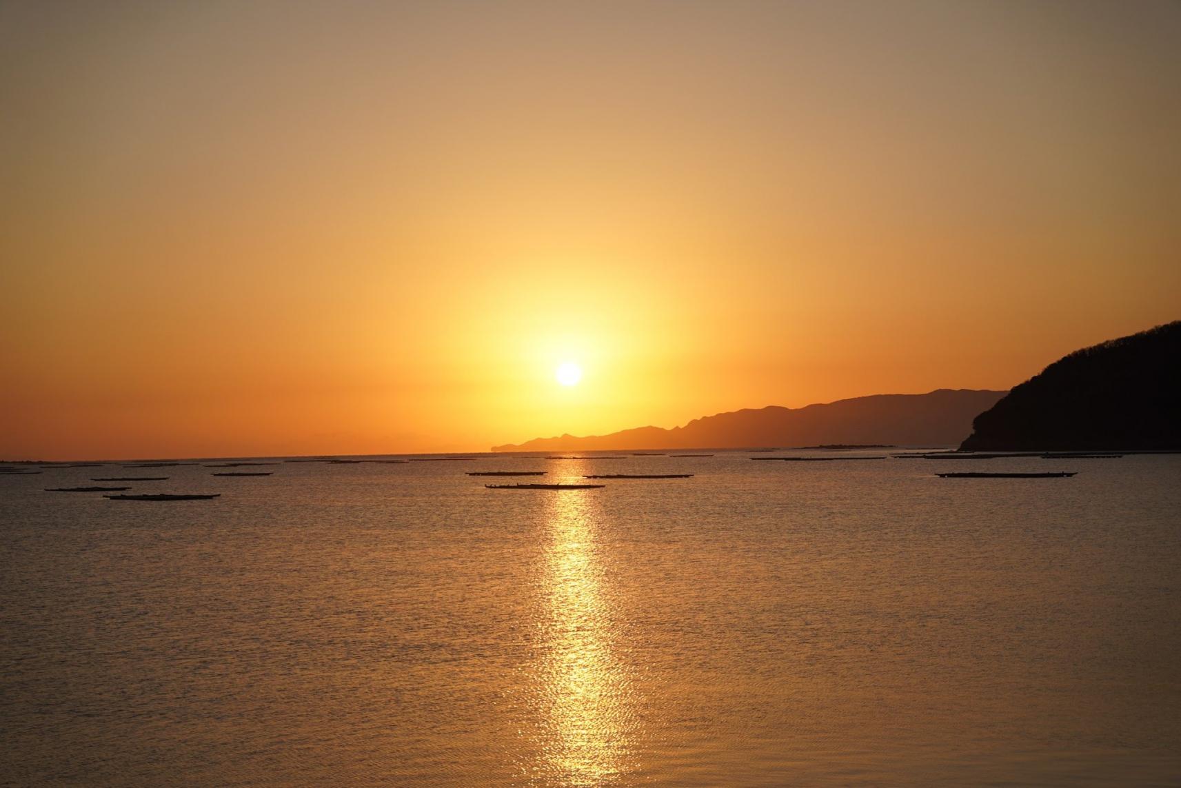 錦海湾の朝日