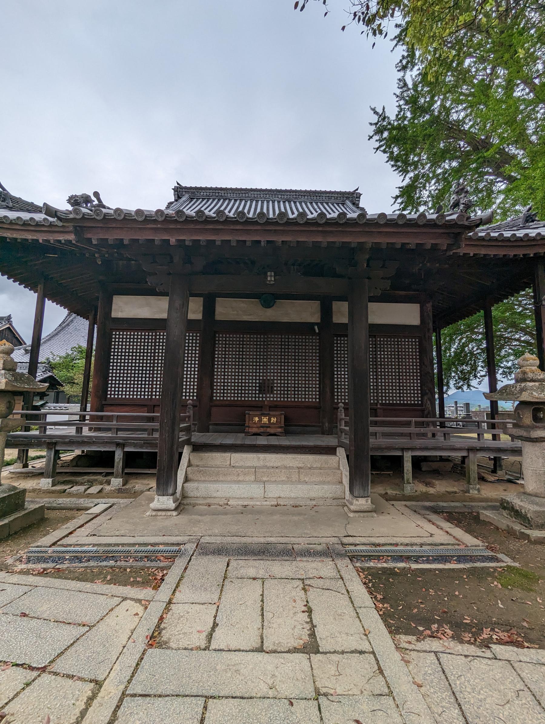 大イチョウが目印の寺院-0